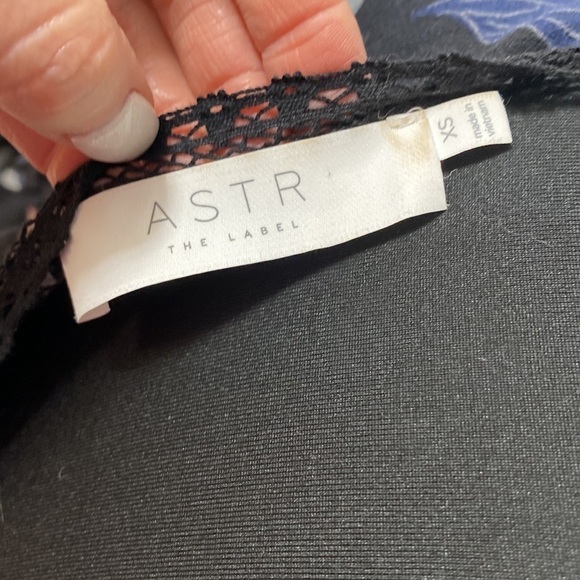 ASTR the label Long Sleeve Wrap Dress Black Floral Open Back - Picture 7 of 8